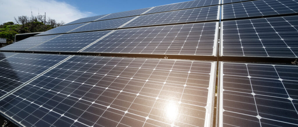 découvrez comment rendre le photovoltaïque accessible à tous avec des solutions économiques et durables. transformez votre maison en source d'énergie renouvelable et participez à la transition énergétique.