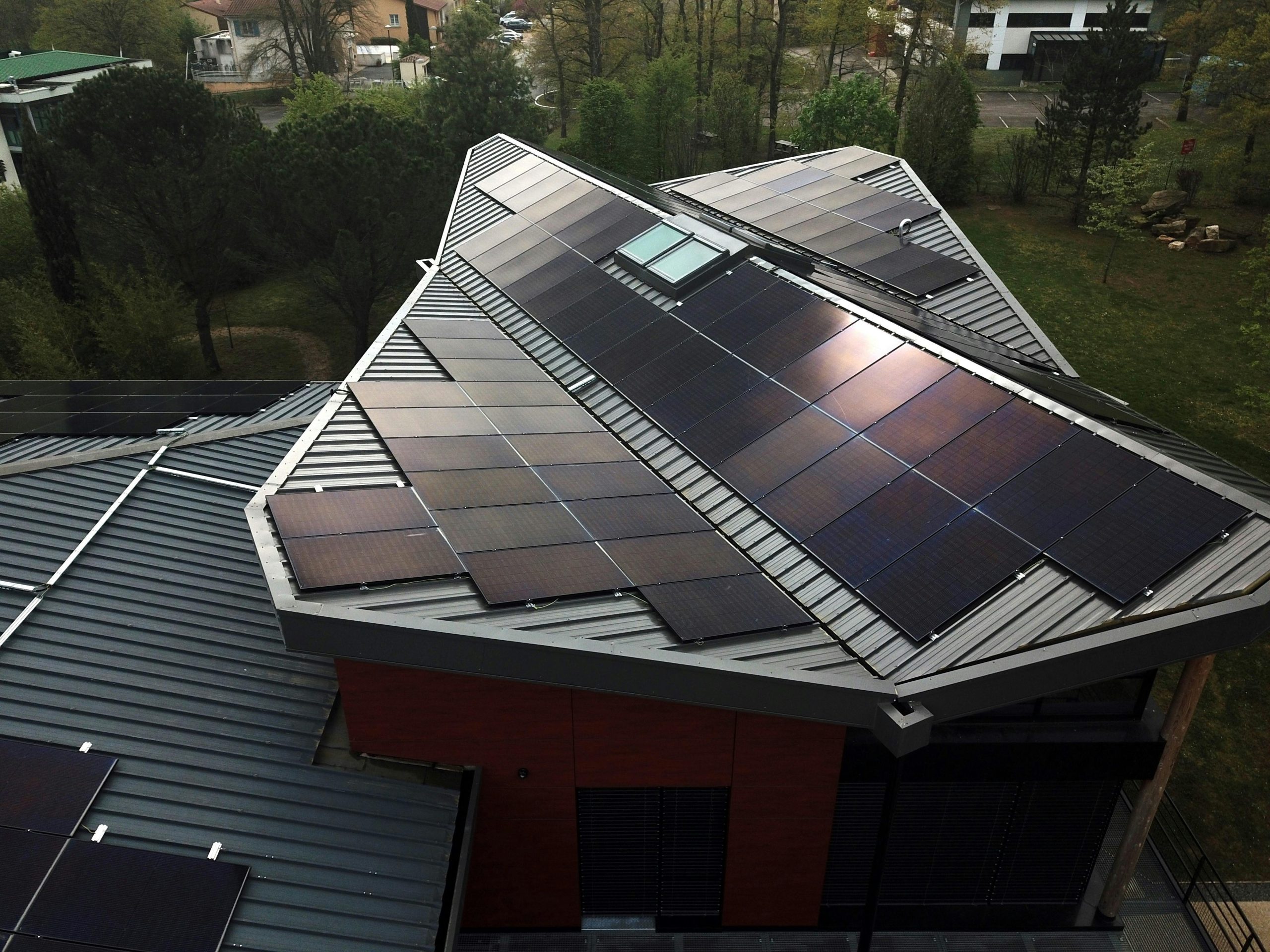 découvrez comment les entreprises peuvent bénéficier de l'énergie solaire pour réduire leurs coûts, améliorer leur image de marque et contribuer à un avenir durable. explorez les solutions adaptées à votre activité et les avantages écologiques.