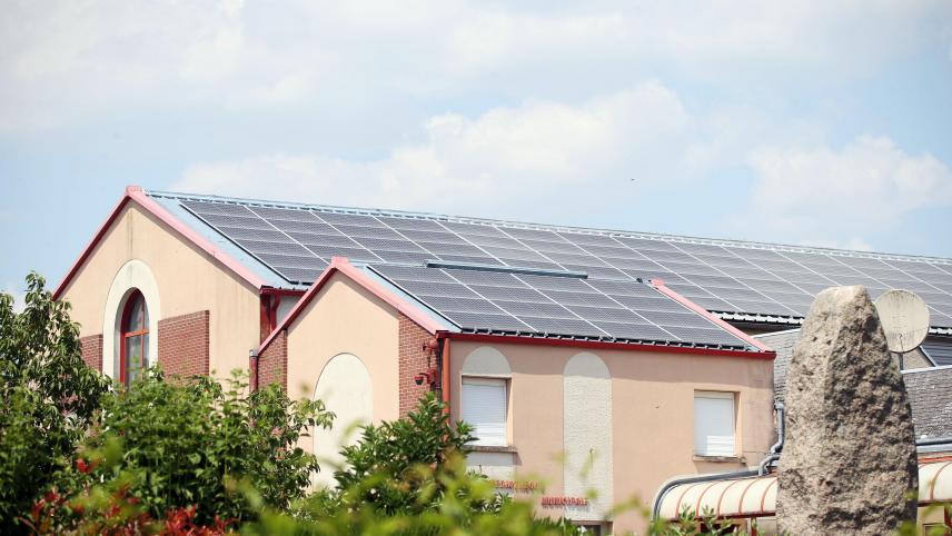 découvrez comment les panneaux solaires peuvent influencer votre situation financière. explorez les avantages économiques, les aides et subventions disponibles, ainsi que les retours sur investissement liés à l'énergie solaire. investissez dans un avenir durable tout en optimisant vos coûts.