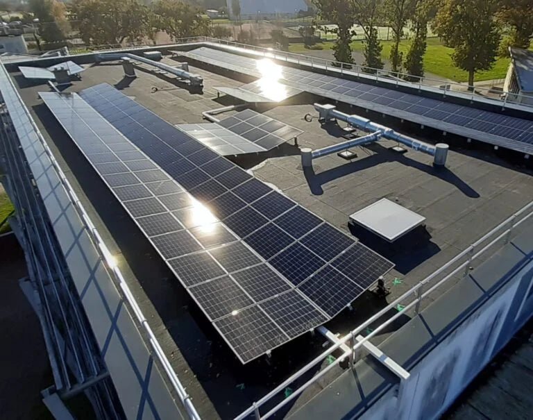 découvrez des solutions solaires adaptées aux entreprises, optimisant vos coûts énergétiques tout en respectant l'environnement. optez pour l'énergie solaire et transformez votre empreinte carbone en un atout durable !