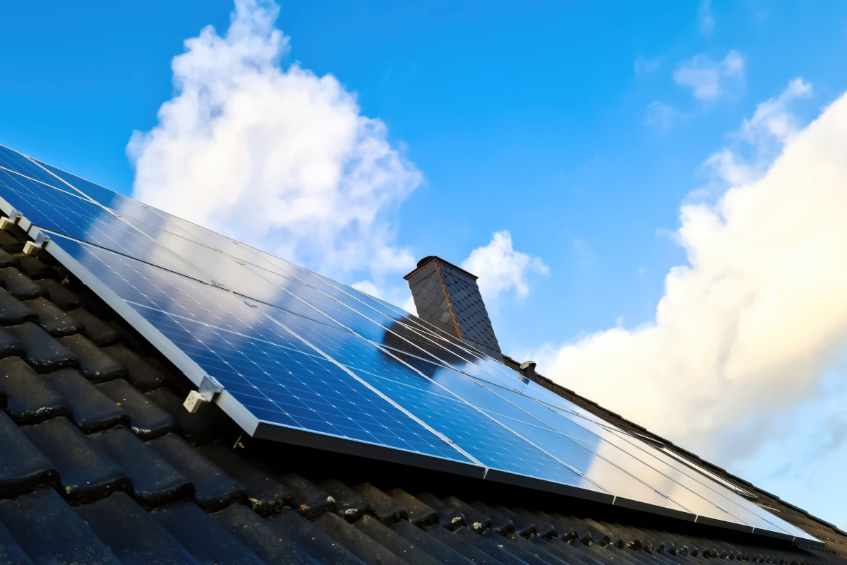 découvrez les avantages des panneaux solaires : réduisez votre facture d'électricité, contribuez à la protection de l'environnement et augmentez la valeur de votre maison grâce à cette solution énergétique durable.