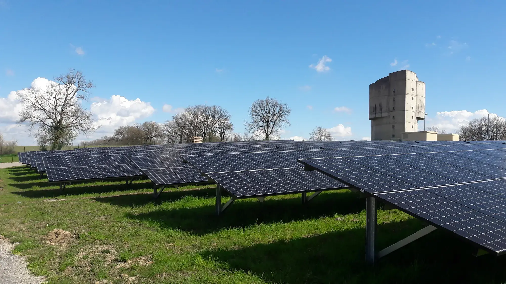 découvrez les avantages des panneaux solaires dans le morbihan : économies d'énergie, respect de l'environnement et valorisation de votre patrimoine. optez pour une solution durable et profitez d'une énergie renouvelable au cœur de la bretagne.