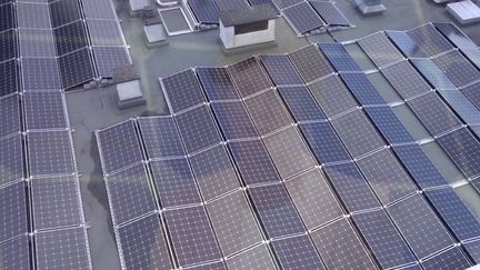 découvrez comment les panneaux solaires transforment les bâtiments en sources d'énergie durables. explorez les avantages économiques et environnementaux de l'intégration des panneaux solaires dans l'architecture moderne.