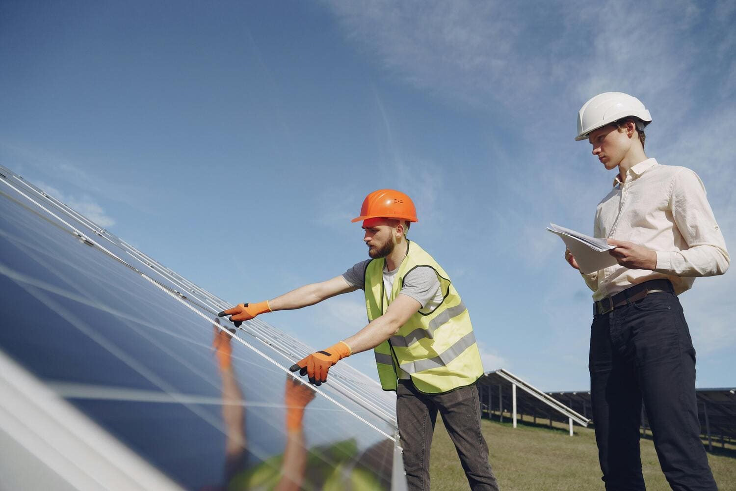 découvrez notre formation photovoltaïque : apprenez à concevoir, installer et entretenir des systèmes solaires pour profiter de l'énergie renouvelable et réduire votre empreinte carbone.