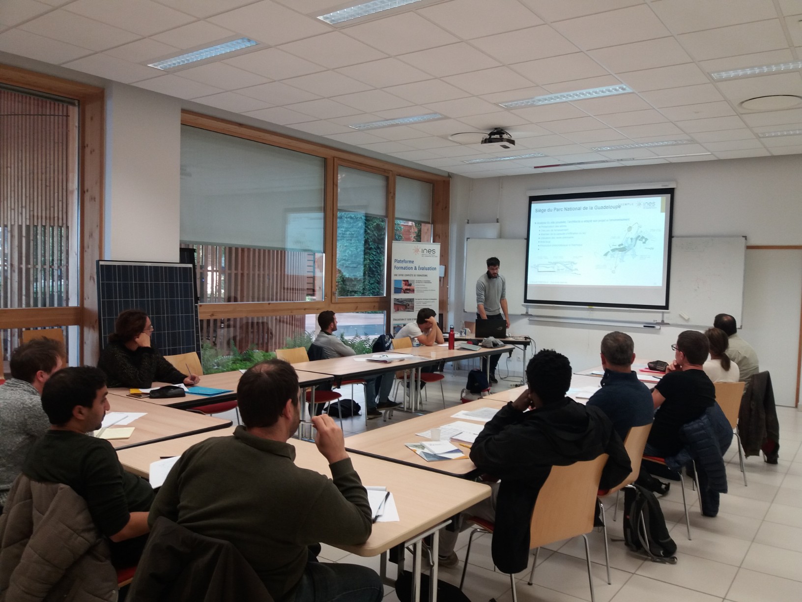 découvrez notre formation complète d'installateur photovoltaïque, conçue pour vous apporter toutes les compétences nécessaires pour réussir dans le secteur des énergies renouvelables. apprenez les techniques d'installation, de maintenance et de réglementation des systèmes solaires photovoltaïques, et lancez votre carrière dans un domaine en pleine expansion.