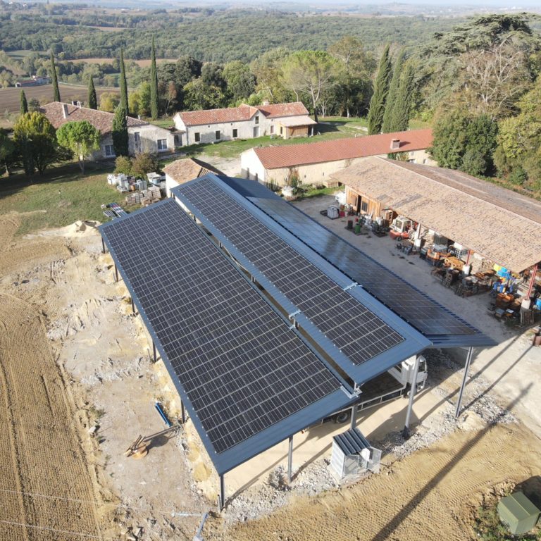 découvrez notre hangar photovoltaïque de 100 kwc, une solution innovante pour optimiser votre production d'énergie solaire tout en assurant la protection de vos biens. écologique et économique, ce système vous permet de réduire vos factures d'électricité et de contribuer à la transition énergétique. idéal pour les entreprises soucieuses de leur impact environnemental.