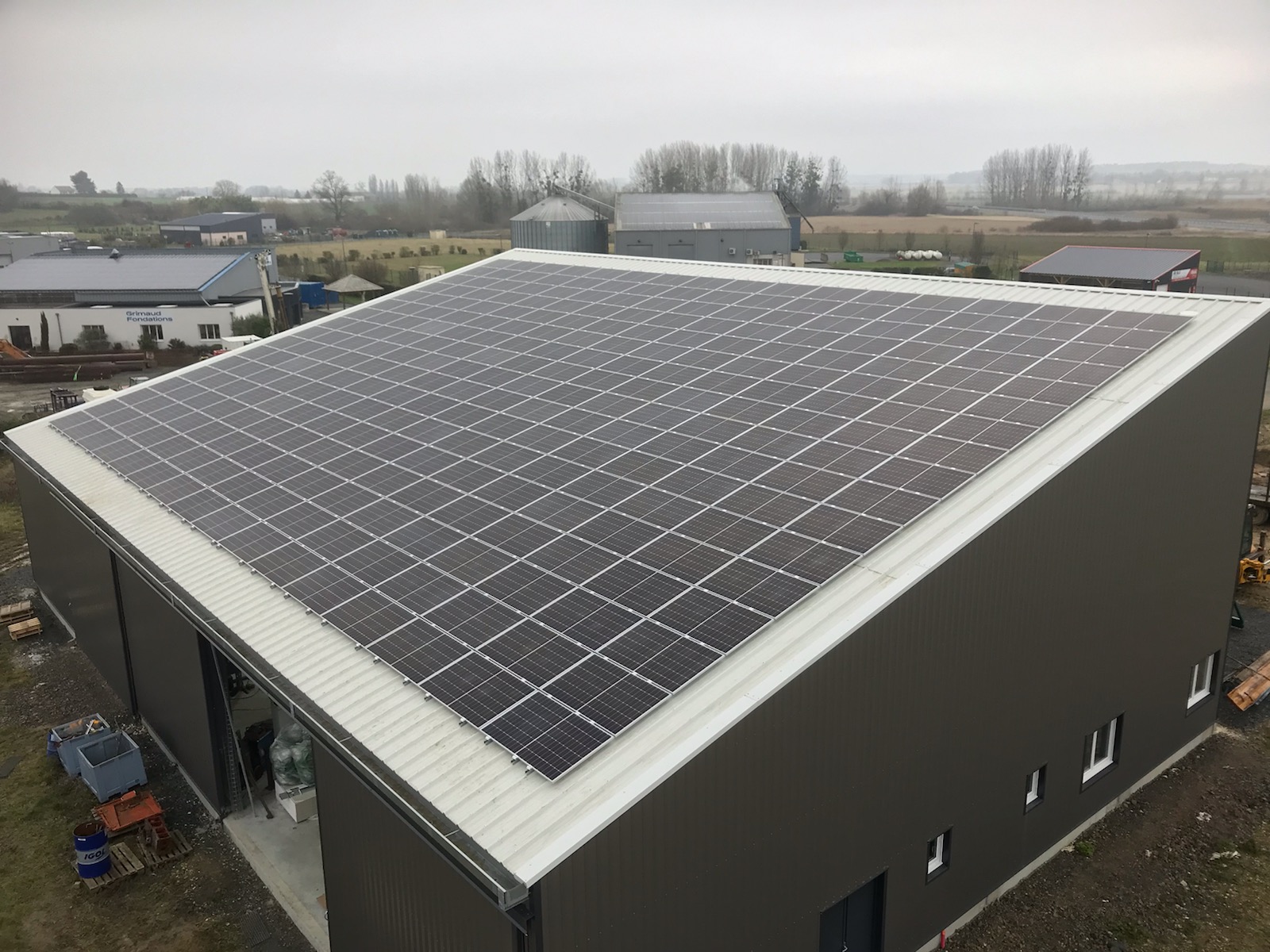 découvrez les bâtiments photovoltaïques, une solution durable et innovante pour produire votre propre énergie solaire. transformez votre espace en une source d'énergie verte tout en réduisant votre empreinte carbone. apprenez comment intégrer des systèmes photovoltaïques dans vos projets de construction pour une efficacité énergétique optimale.