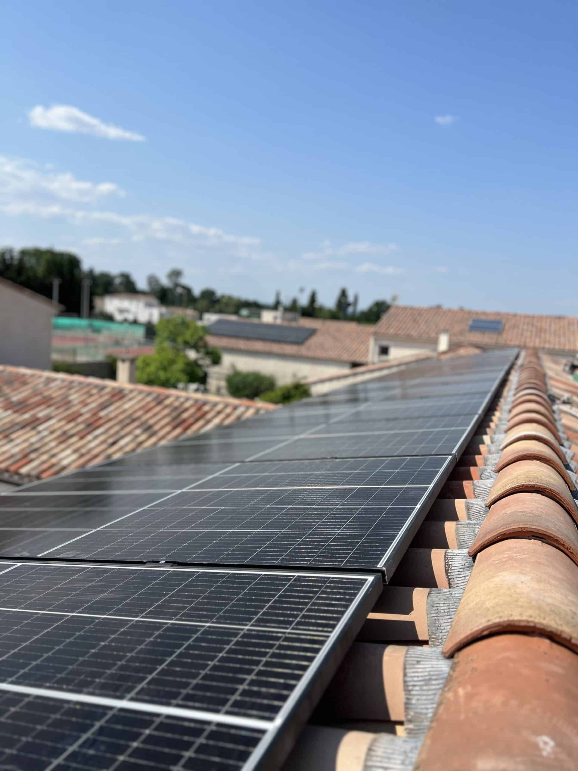 découvrez les avantages des panneaux solaires à nîmes pour votre entreprise. optimisez vos coûts énergétiques, bénéficiez d'aides financières et engagez-vous dans une démarche écologique tout en valorisant votre image. transformez votre espace de travail en un modèle d'efficacité énergétique.