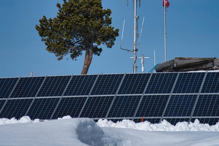 découvrez les principaux avantages des panneaux solaires en 2021 : gains d'énergie, réduction des factures, impact environnemental positif et subventions gouvernementales. adoptez une énergie propre et durable dès aujourd'hui !