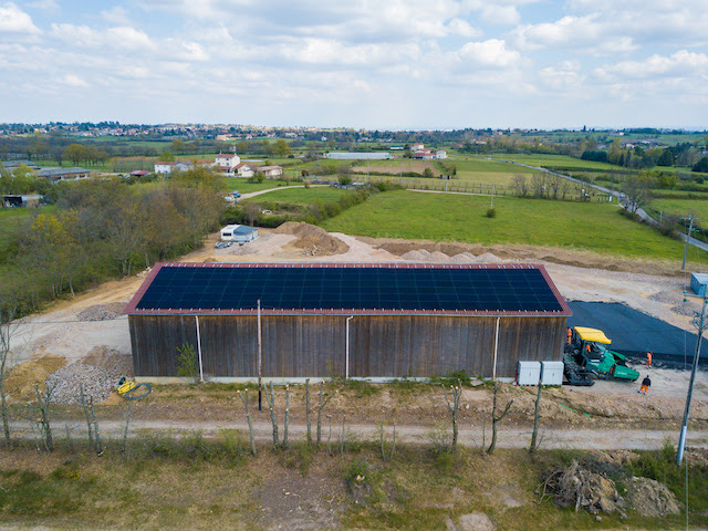 découvrez les avantages d'un hangar photovoltaïque de 100 kwc : production d'énergie renouvelable, réduction des coûts d'électricité, valorisation de vos espaces, et soutient à la transition énergétique. optez pour une installation efficace et écologique pour votre entreprise.