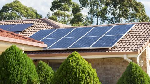découvrez comment les panneaux solaires peuvent réduire vos factures d'énergie tout en bénéficiant d'aides financières et de subventions. informez-vous sur les différentes options d'installation et les incitations disponibles pour rendre votre projet solaire accessible et rentable.