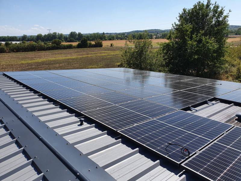 découvrez comment les panneaux solaires peuvent transformer votre entreprise en une solution éco-responsable. explorez les avantages financiers et environnementaux de l'énergie solaire pour les entreprises et optimisez vos coûts d'exploitation tout en contribuant à la durabilité.