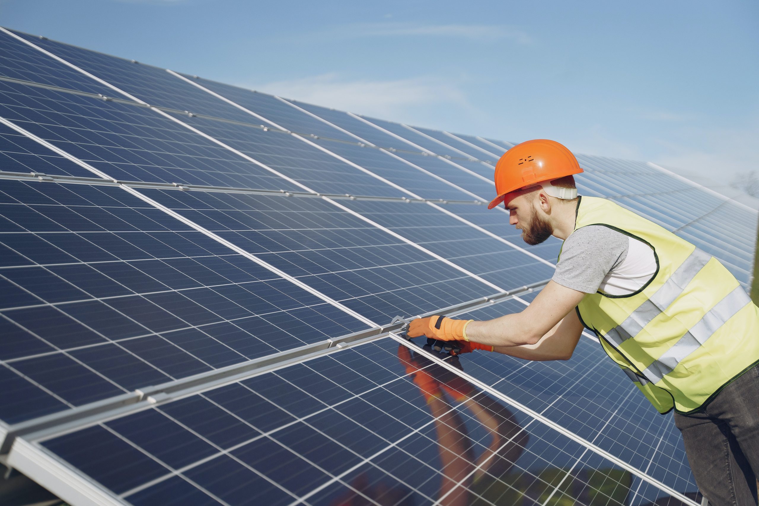 découvrez notre formation spécialisée sur les panneaux solaires. apprenez à concevoir, installer et entretenir des systèmes solaires photovoltaïques. rejoignez-nous et contribuez à un avenir énergétique durable.