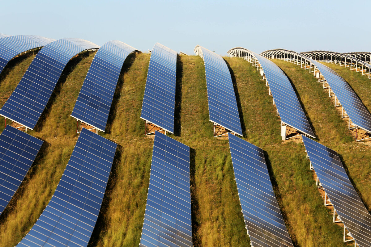 découvrez comment les panneaux solaires transforment notre avenir énergétique tout en relevant des défis d'installation, de coût et d'acceptation sociale. explorez les solutions innovantes pour surmonter ces obstacles et maximiser l'efficacité de l'énergie solaire.