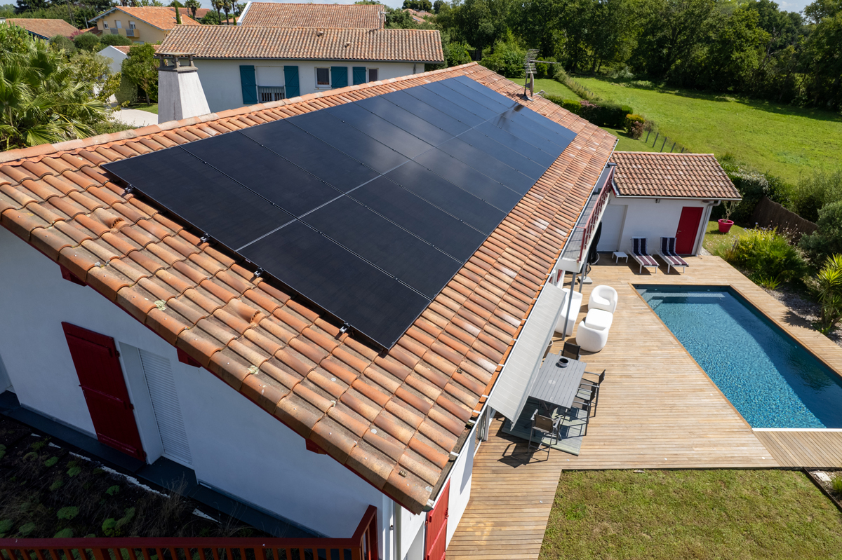 découvrez les avantages des panneaux photovoltaïques pour les particuliers : économisez sur vos factures d'électricité, contribuez à la transition énergétique et valorisez votre patrimoine grâce à des solutions écologiques et durables.