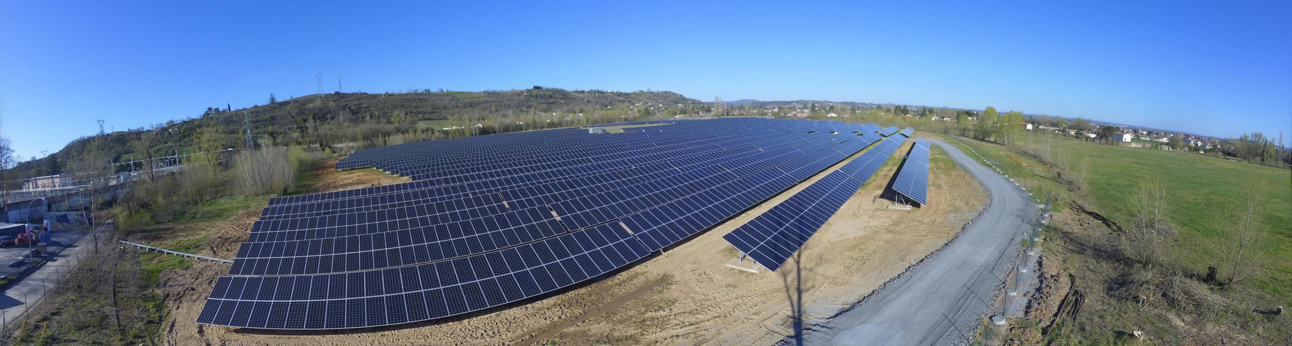 découvrez comment les panneaux solaires révolutionnent la production d'énergie renouvelable, réduisent votre empreinte carbone et contribuent à un avenir durable. explorez l'impact économique, environnemental et sociétal de cette technologie verte.