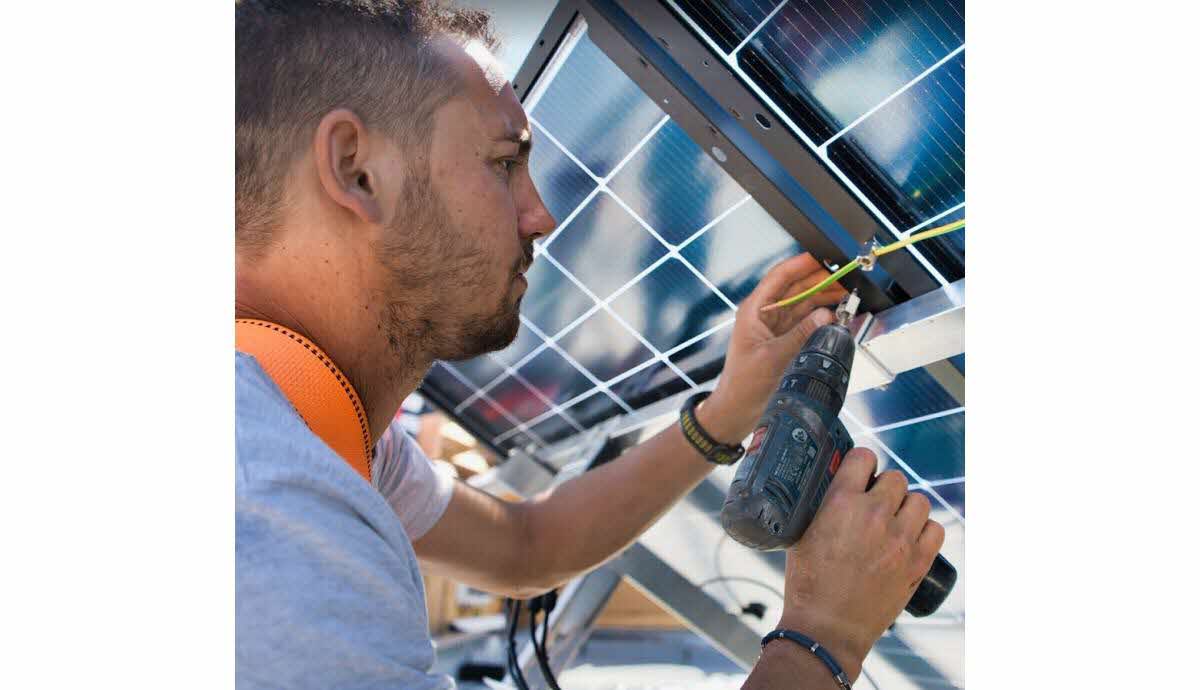 découvrez notre formation complète sur les panneaux solaires : apprenez à concevoir, installer et entretenir des systèmes photovoltaïques. devenez un expert en énergies renouvelables et participez à la transition énergétique tout en acquérant des compétences recherchées sur le marché.