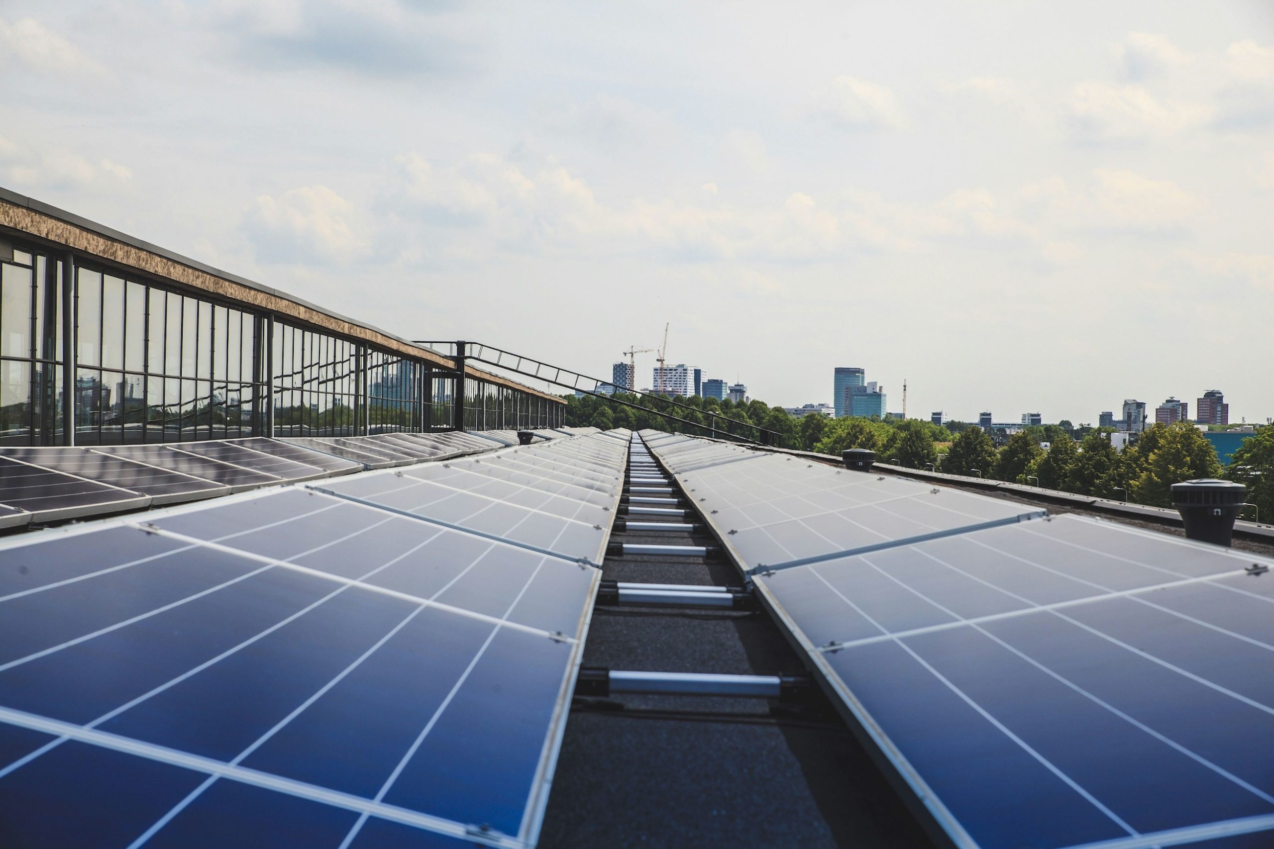 découvrez comment investir dans les panneaux solaires peut générer des profits durables tout en contribuant à la protection de l'environnement. analyse des coûts, des bontés fiscales et des stratégies pour maximiser votre rendement énergétique.