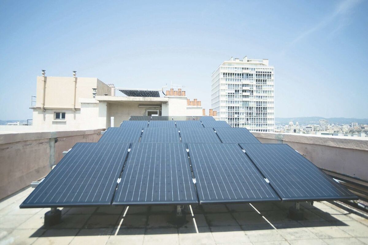 découvrez les systèmes solaires tertiaires, une solution énergétique innovante qui optimise l'efficacité énergétique des bâtiments commerciaux et institutionnels. apprenez comment ces systèmes intègrent des technologies photovoltaïques avancées pour réduire les coûts d'énergie et minimiser l'empreinte carbone tout en offrant des performances durables.