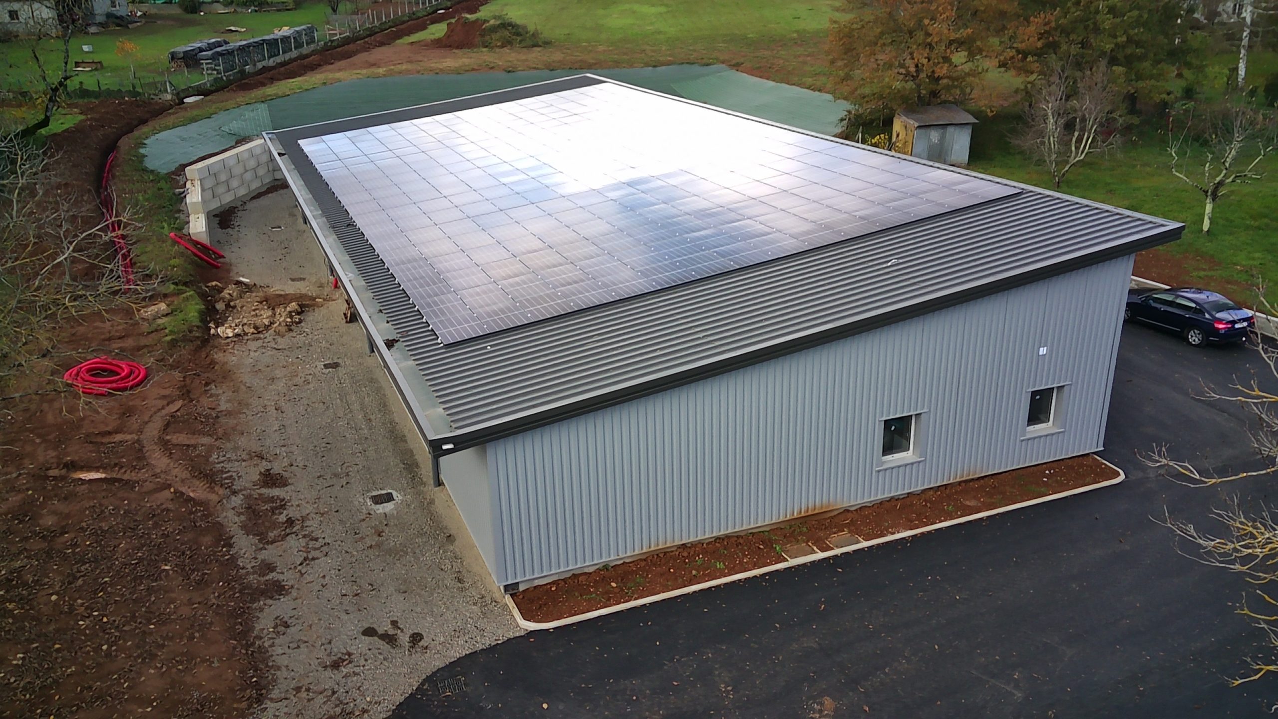 découvrez notre solution innovante pour une surface de 100 kwc, optimisant votre production d'énergie solaire. alliez performance et écologie avec nos systèmes de panneaux photovoltaïques adaptés à vos besoins.