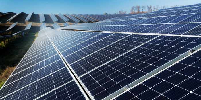 découvrez les conditions indispensables pour installer des panneaux solaires chez vous. informez-vous sur les exigences légales, les subventions disponibles et les critères techniques afin de maximiser votre investissement dans l'énergie solaire.
