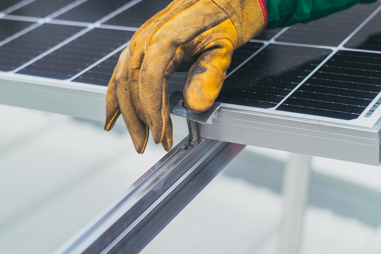 découvrez les avantages fiscaux des panneaux photovoltaïques pour les professionnels : réduisez vos impôts, bénéficiez de crédits d'impôt et améliorez la rentabilité de vos investissements tout en contribuant à une énergie durable.