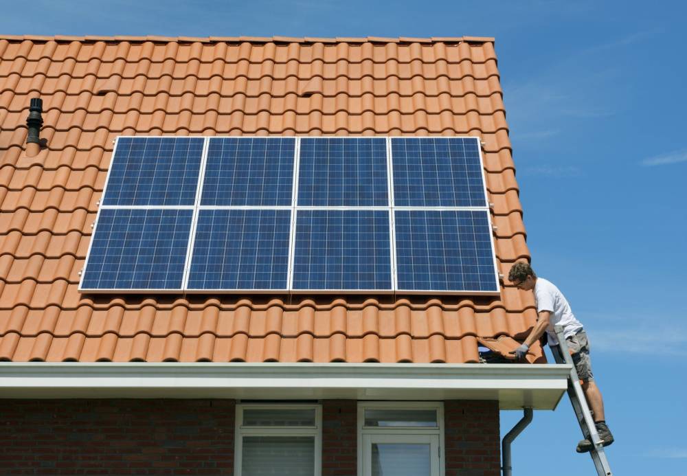 découvrez comment la pose de panneaux solaires peut vous aider à réaliser des économies significatives sur votre facture d'électricité tout en contribuant à la protection de l'environnement. optez pour une énergie renouvelable et rentabilisez votre investissement rapidement.