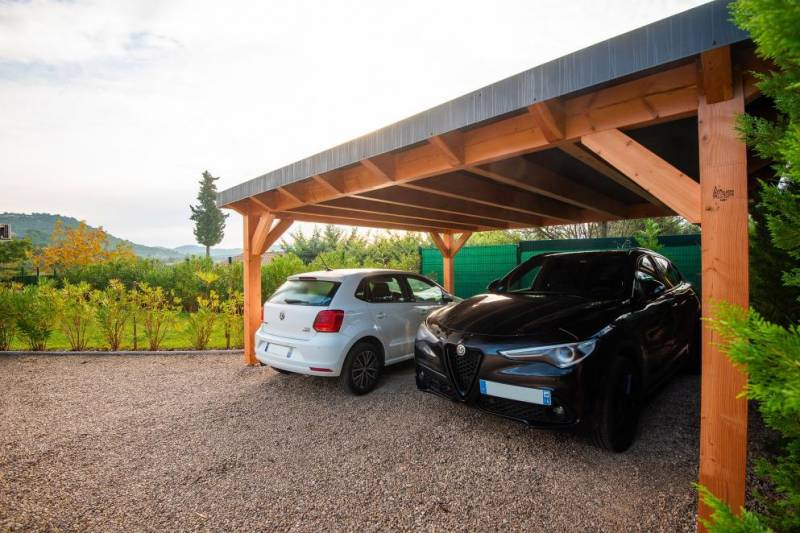 découvrez nos abris auto, la solution idéale pour protéger votre véhicule des intempéries et du soleil. fabrication de qualité, options personnalisables et installation facile, pour un espace de stationnement pratique et sécurisé.