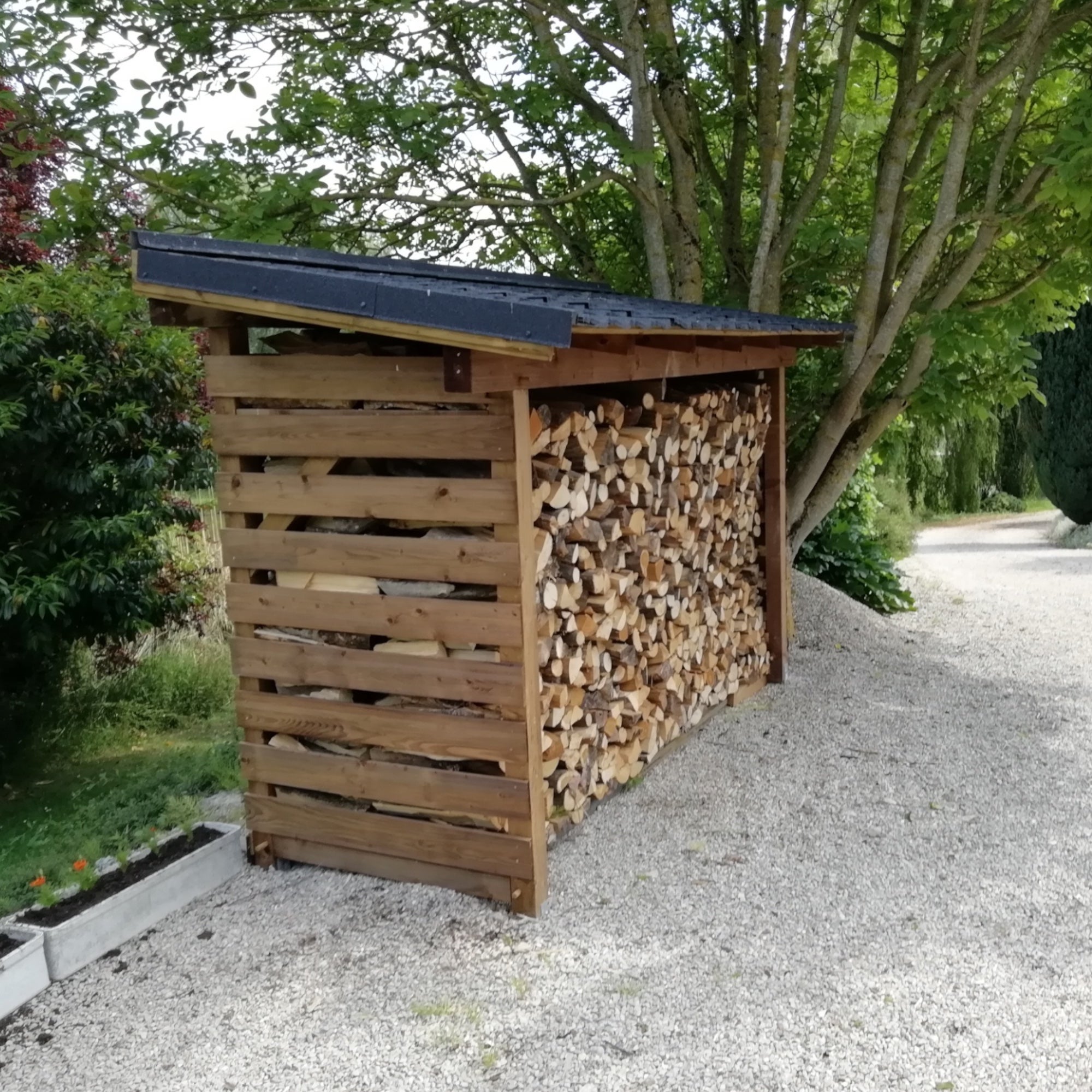 découvrez notre sélection d'abris en bois, parfaits pour protéger vos outils de jardinage, vélos ou mobilier d'extérieur. alliant esthétisme et praticité, nos abris en bois s'intègrent harmonieusement dans votre jardin tout en offrant une solution durable et résistante aux intempéries.