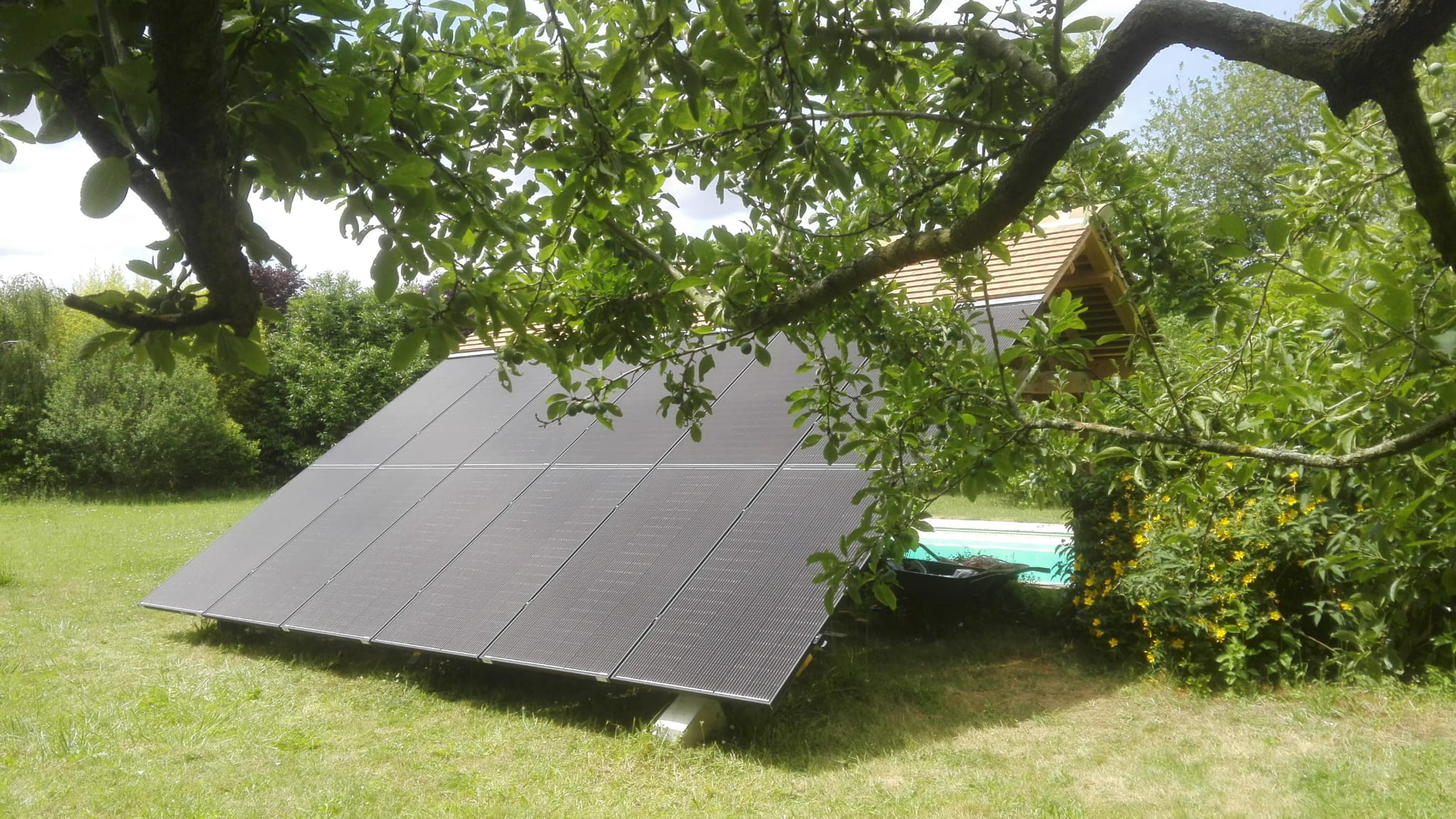 découvrez notre abri jardin solaire, l'élément parfait pour optimiser votre espace extérieur tout en respectant l'environnement. profitez d'un abri pratique, écologique et esthétique, idéal pour ranger vos outils de jardinage ou vous détendre au soleil.