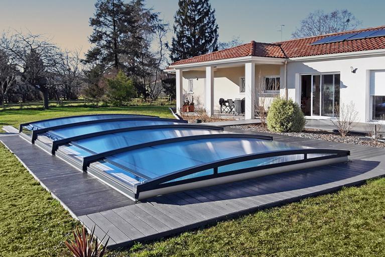 découvrez notre abri piscine solaire, la solution idéale pour profiter de votre piscine tout en bénéficiant d'une chaleur naturelle. confort, protection et économies d'énergie au rendez-vous pour des baignades en toute saison.