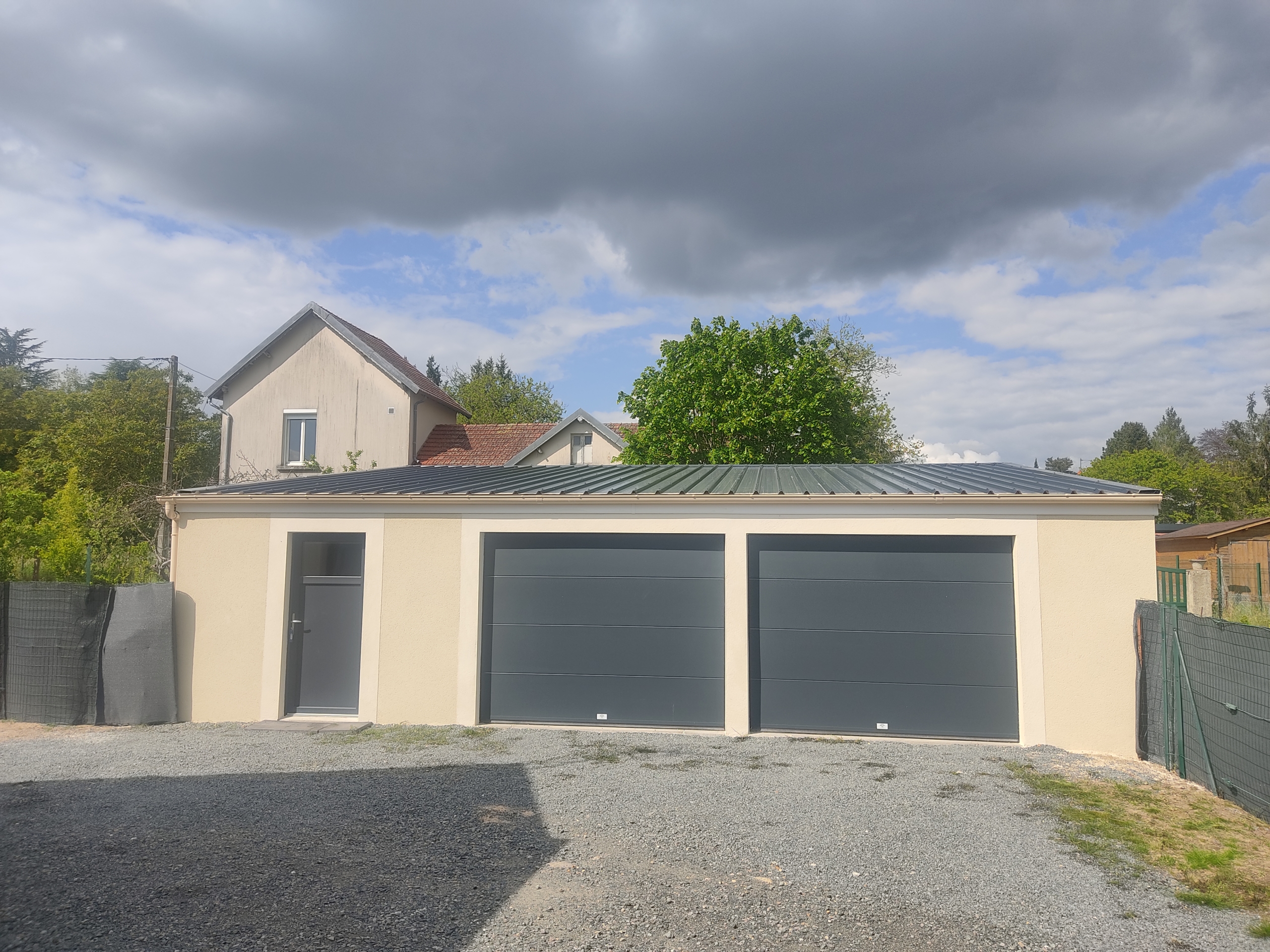 découvrez notre garage professionnel, offrant des services de réparation et d'entretien pour tous types de véhicules. bénéficiez de l'expertise de nos mécaniciens qualifiés et d'un service rapide pour un trajet en toute sécurité.