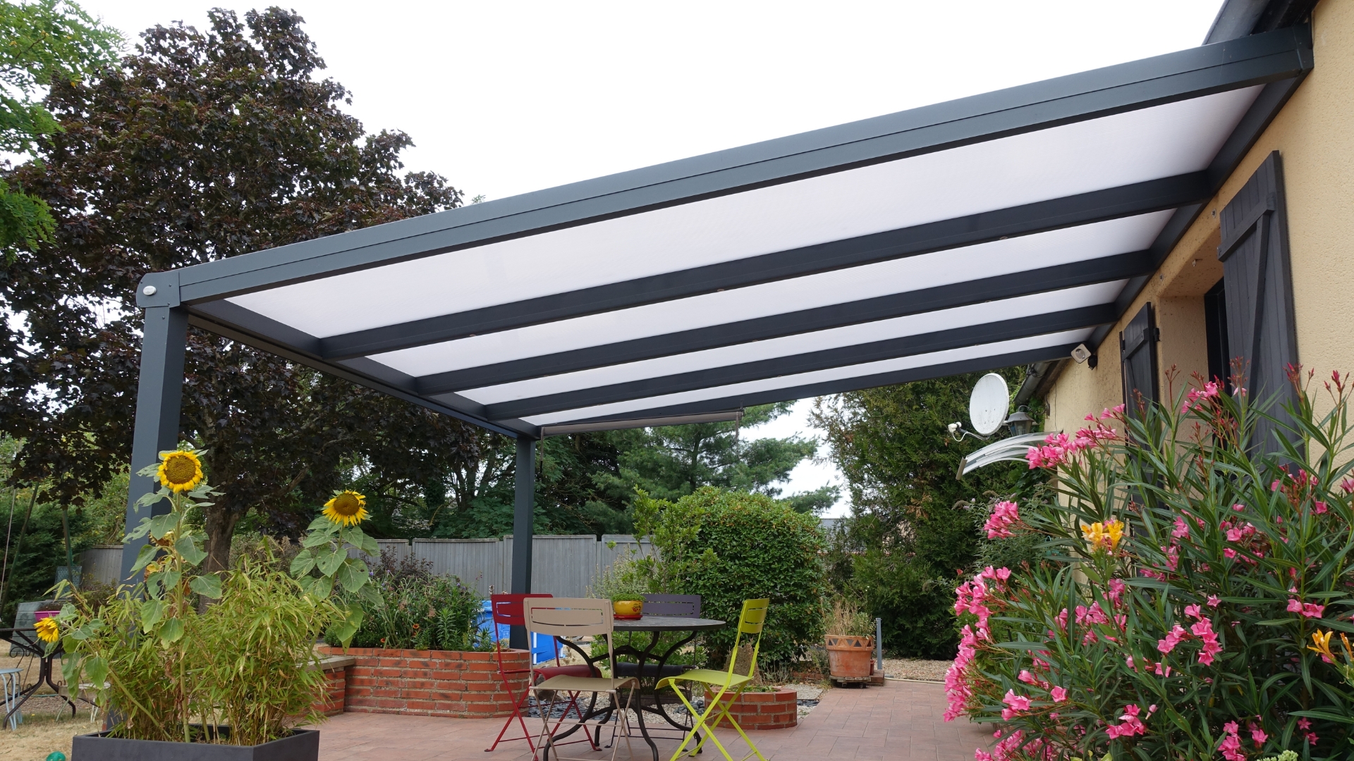 découvrez notre collection d'abris de terrasse, conçus pour protéger votre espace extérieur tout en ajoutant une touche d'élégance. idéaux pour profiter de vos moments en plein air, nos abris allient style et fonctionnalité.