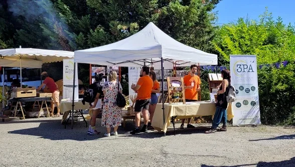 découvrez notre abri soleil économique, la solution parfaite pour profiter de l'extérieur tout en étant protégé des rayons du soleil. durable et accessible, cet abri est idéal pour vos moments de détente en famille ou entre amis. profitez de la chaleur estivale sans compromettre votre confort !