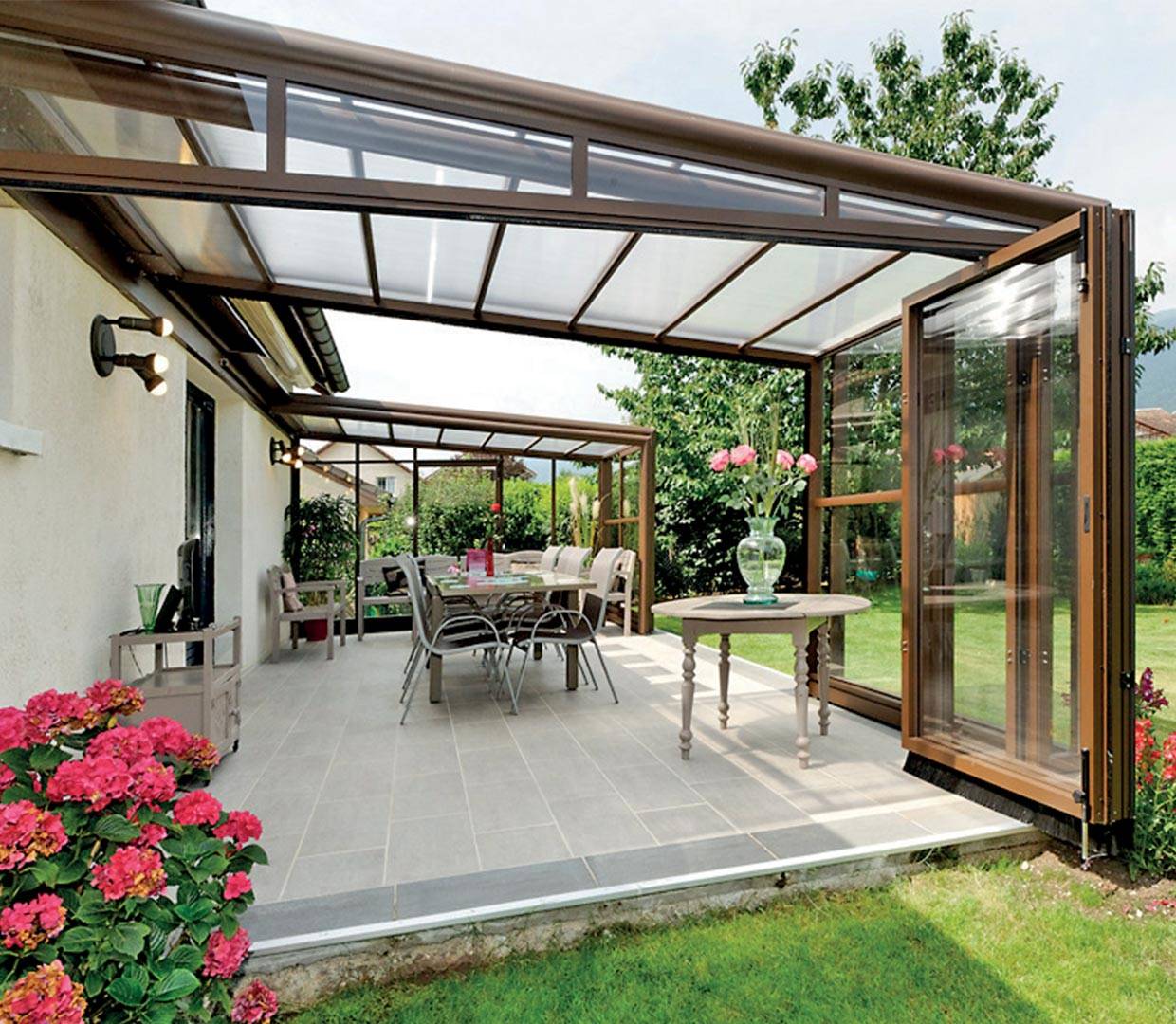 découvrez nos abris de terrasse élégants et fonctionnels, conçus pour protéger votre extérieur tout en vous offrant un espace de détente confortable. idéal pour profiter de votre terrasse en toute saison.