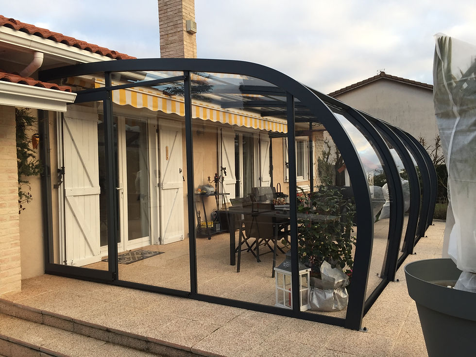 découvrez nos abris de terrasse, alliant esthétique et fonctionnalité. protégez votre espace extérieur des intempéries tout en créant un lieu convivial pour vos moments de détente. idéal pour profiter de votre terrasse toute l'année!