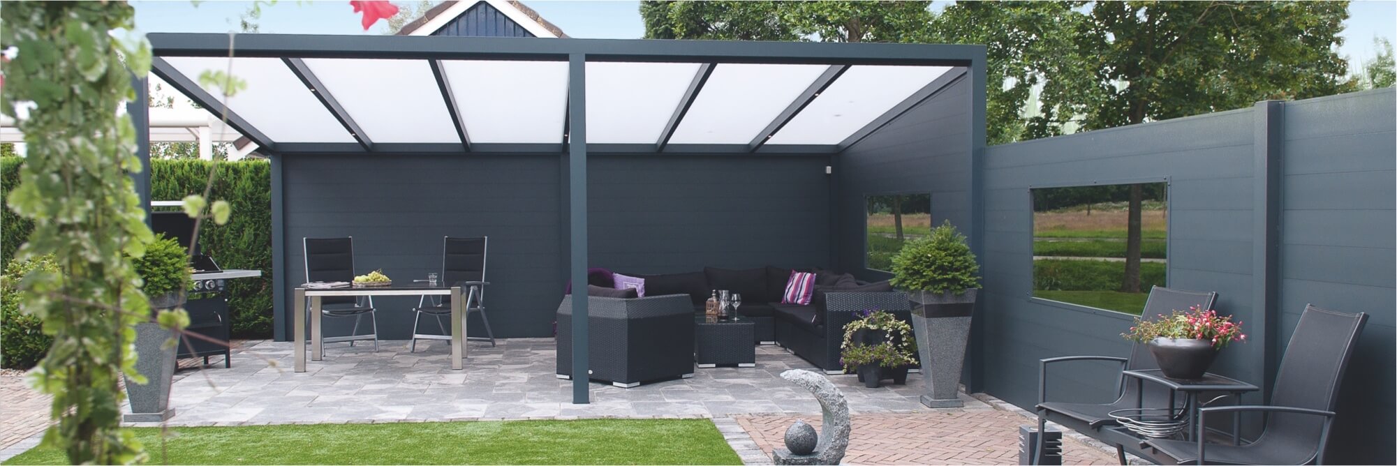 découvrez nos abris de terrasse, idéaux pour profiter de votre espace extérieur toute l'année. alliant style et protection, nos abris s'adaptent parfaitement à votre environnement et vous offrent un refuge confortable contre les intempéries.