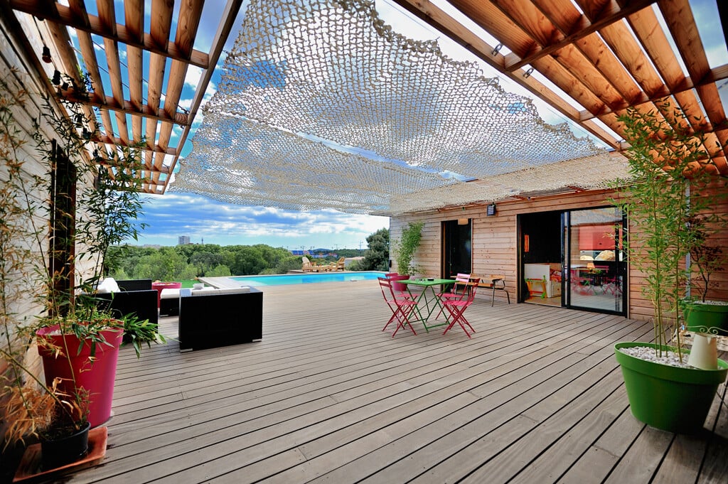 découvrez notre sélection d'abris de terrasse, allie confort et style pour profiter de votre espace extérieur par tous les temps. élégants et fonctionnels, ces abris vous protègent des intempéries tout en embellissant votre terrasse. transformez votre expérience en plein air avec nos solutions sur mesure!