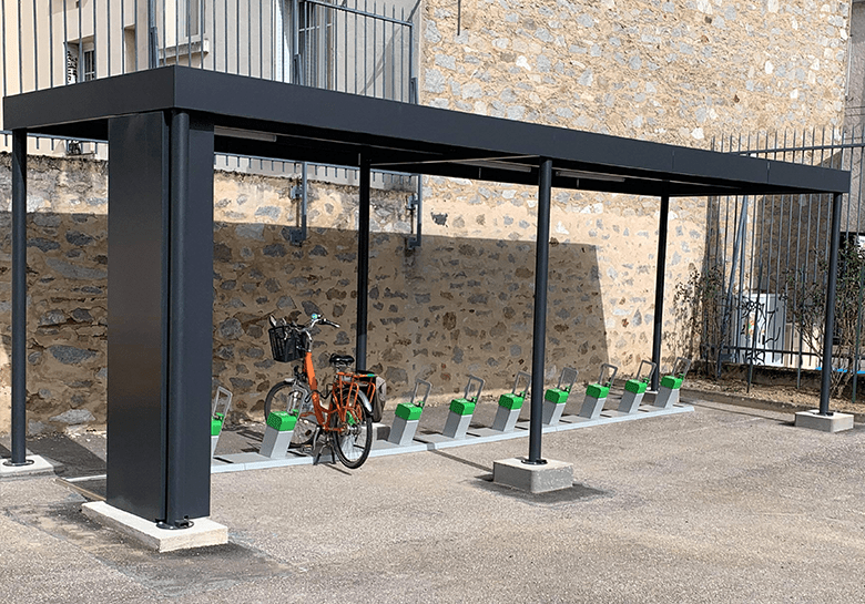 découvrez notre abri vélo solaire, une solution innovante alliant protection et énergie verte. protégez vos vélos des intempéries tout en servant de point de recharge grâce à l'énergie solaire. idéal pour les cyclistes soucieux de l'environnement!
