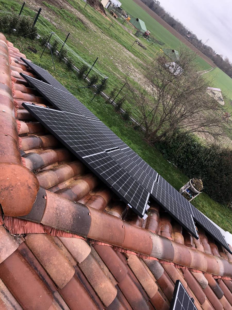 découvrez tout sur les panneaux solaires en france : avantages, installation, aides financières et réglementations pour vous aider à choisir la meilleure solution énergétique et contribuer à un avenir durable.