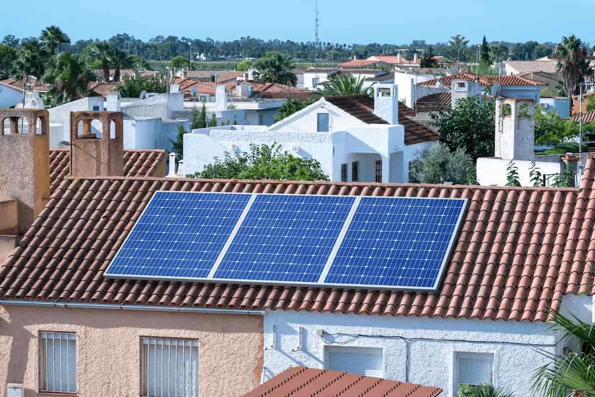 découvrez l'aérovoltaïque, une technologie innovante alliant énergie solaire et efficacité thermique. ce système d'exploitation utilise l'air pour optimiser la production d'électricité photovoltaïque tout en offrant des solutions durables pour l'habitat. transformez votre espace en une source d'énergie propre et renouvelable.