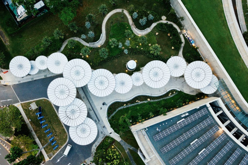 découvrez l'aérovoltaïque, une solution innovante qui combine l'énergie solaire et l'aérodynamisme pour produire de l'électricité de manière efficace et durable. apprenez comment cette technologie révolutionnaire transforme l'énergie renouvelable et réduit l'empreinte carbone.