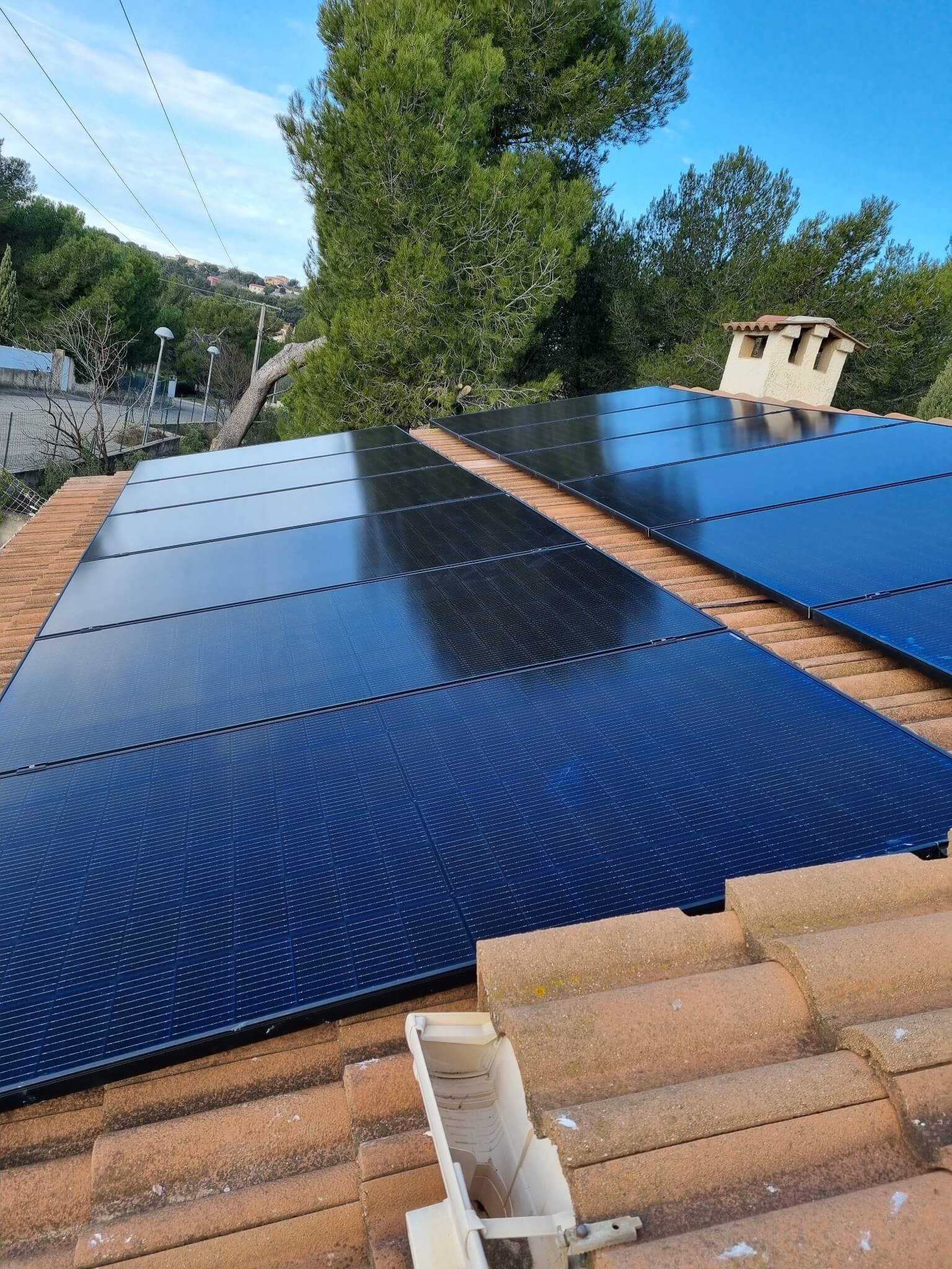 découvrez les différentes aides et subventions disponibles pour l'installation de panneaux solaires en france. profitez de résultats énergétiques durables tout en bénéficiant d'un soutien financier pour réduire vos coûts d'investissement.