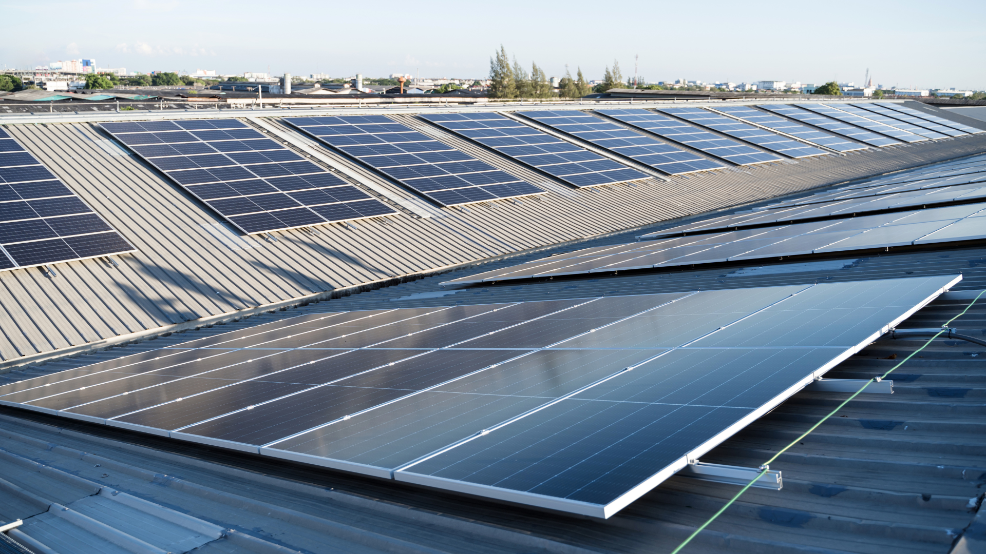 découvrez tout ce qu'il faut savoir sur l'amortissement des panneaux solaires : durée, critères d'évaluation, avantages fiscaux et conseils pratiques pour optimiser votre investissement énergétique tout en réalisant des économies.