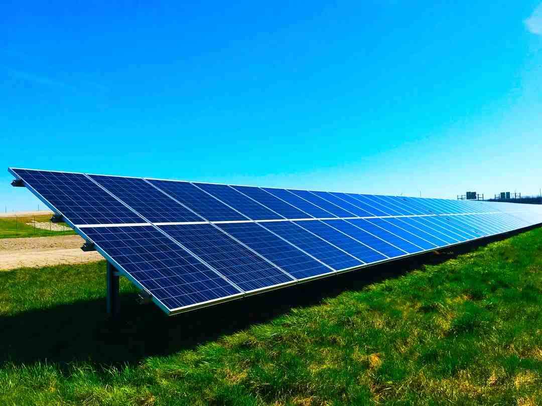 découvrez tout sur l'amperage des panneaux solaires : fonctionnement, importance, et comment optimiser la production d'énergie pour votre installation solaire. informez-vous sur les spécificités techniques et choisissez le bon équipement pour maximiser votre rendement.