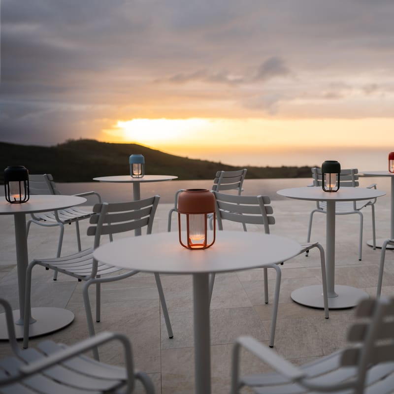découvrez nos lampes solaires écologiques et économiques, idéales pour illuminer votre jardin, terrasse ou balcon tout en préservant l'environnement. profitez d'une lumière douce et chaleureuse, automatiquement activée à la tombée de la nuit.