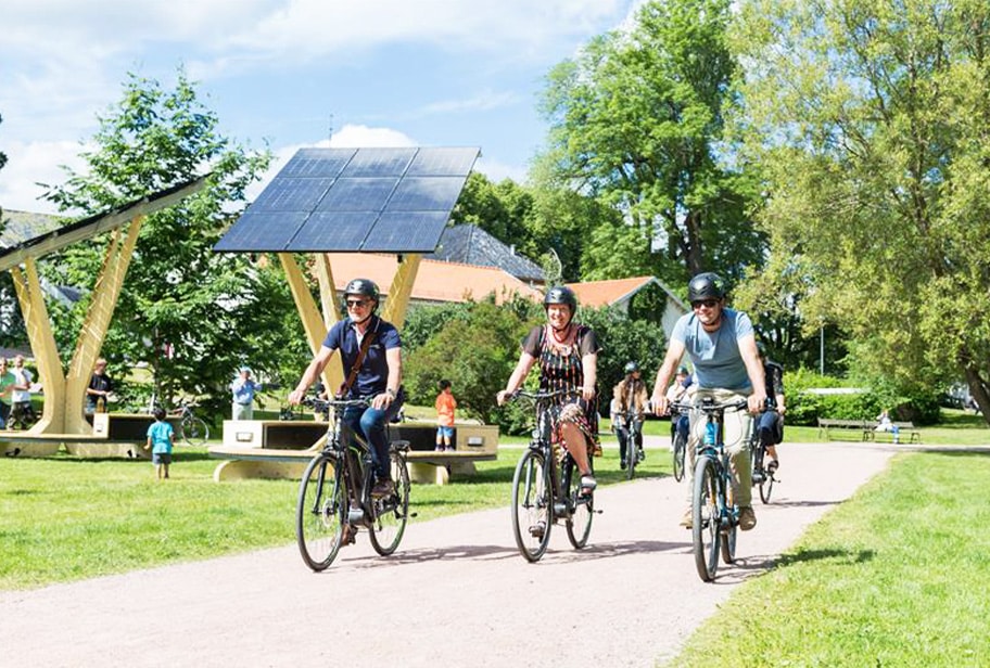découvrez l'arbre solaire, une innovation écologique qui combine nature et technologie. cet objet artistique et fonctionnel transforme la lumière du soleil en énergie, tout en offrant un espace de détente et d'interaction. plongez dans un monde où l'environnement et le design se rencontrent pour un avenir durable.