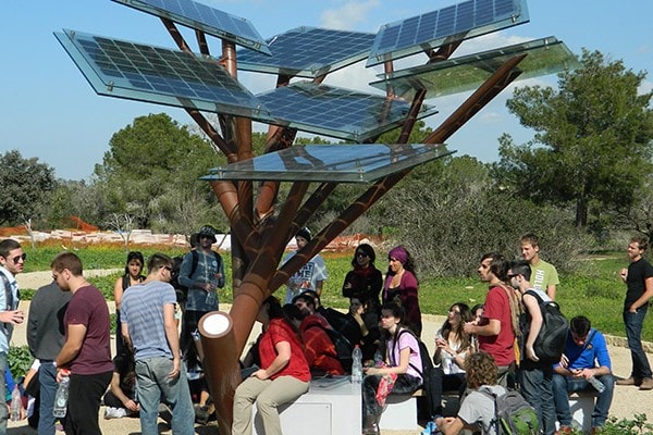 découvrez l'arbre solaire, une innovation unique alliant esthétique et énergie durable. utilisez une solution écologique pour alimenter vos espaces extérieurs tout en préservant la planète.