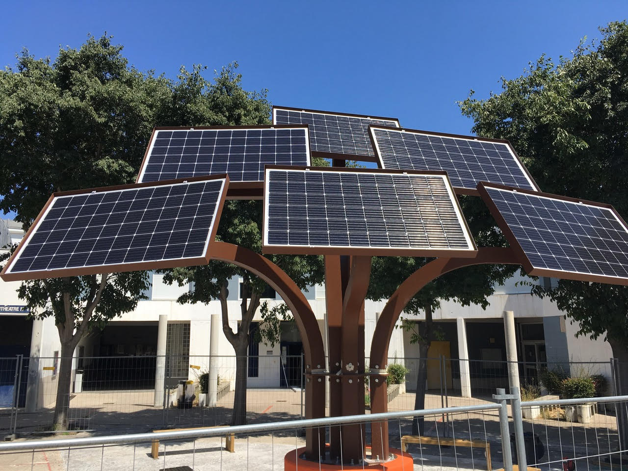 découvrez l'arbre solaire, une innovation écologique qui transforme l'énergie solaire en électricité tout en embellissant nos espaces urbains. explorez ses avantages, son design unique et son impact positif sur l'environnement.