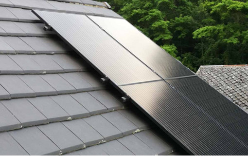 découvrez l'ardoise photovoltaïque, une solution innovante et esthétique pour produire de l'énergie solaire tout en préservant l'architecture de votre maison. alliant performance énergétique et design élégant, cette technologie vous permet de réduire votre empreinte carbone tout en ajoutant de la valeur à votre propriété.